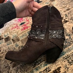 Size 8 gray booties.
